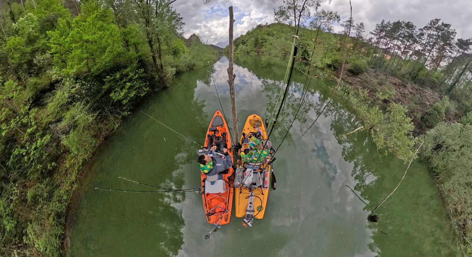 Dos pescadores en kayak recorren un tramo de aguas continentales